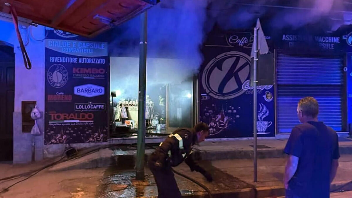Incendio nella notte: distrutto il Kevin Coffee - 