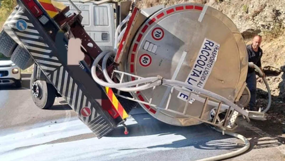 Tir si ribalta e perde il carico di latte sull'asfalto - 