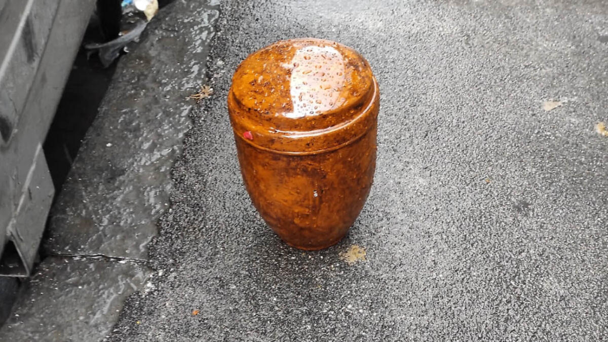 Urna cineraria abbandonata in strada - 