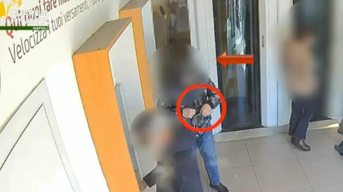 Si finge cieco per 20 anni, arrestato insieme alla moglie nei Paesi Vesuviani - 