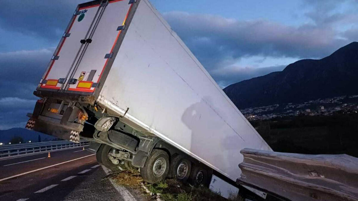 Tir sbanda e finisce in una scarpata sull'A2 - 