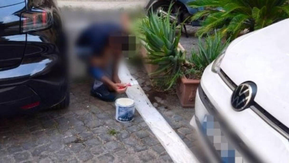 Prende pennello e vernice e si disegna dal nulla un posto auto - 