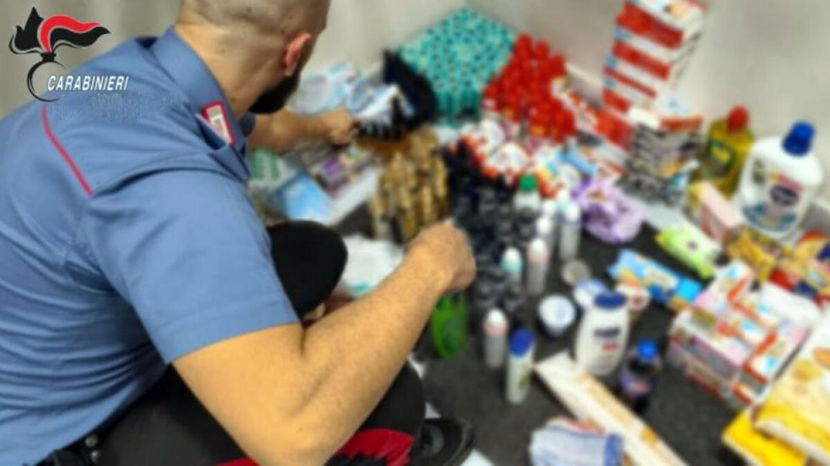 Alimenti e detersivi, giovane coppia ruba la spesa - 