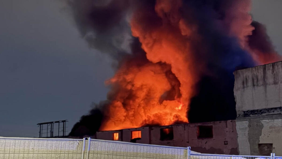 In fiamme deposito di ricambi auto - 