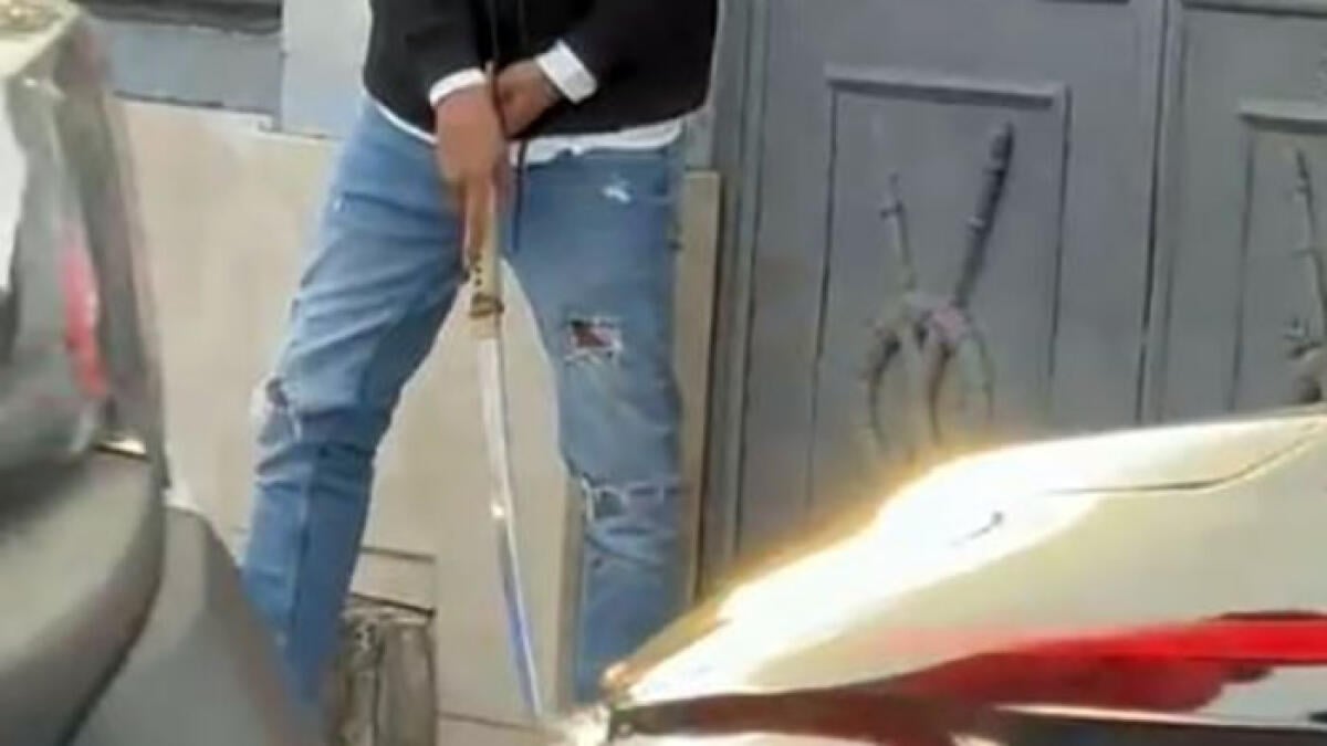 Follia davanti al cimitero, uomo minaccia tutti con una katana - 