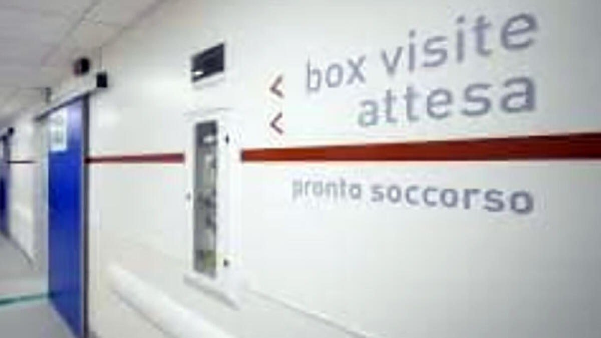 "Infastidisce gli altri pazienti", legano 39enne alla barella e lei muore - 