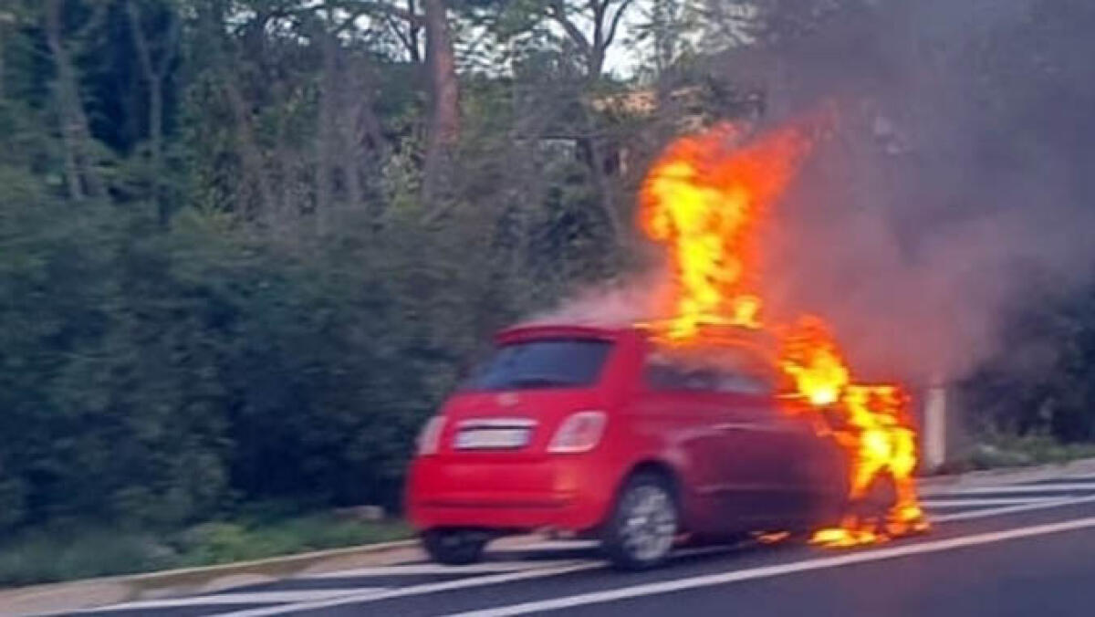 Auto in fiamme sulla Napoli-Pompei, è caos traffico - 