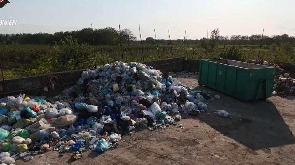 Autoparco comunale trasformato in discarica pericolosa, sigilli nel Nolano - 