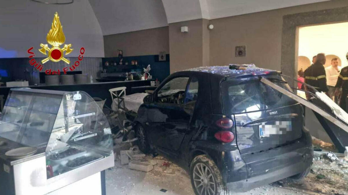 Auto sfonda ristorante, donna finisce colpita - 