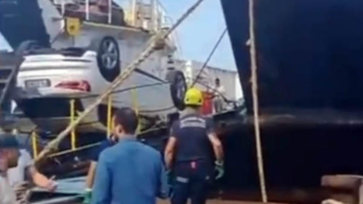 Auto si ribalta mentre sale sul traghetto - 