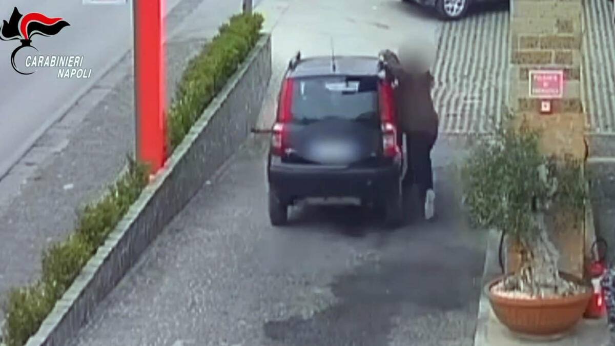 "Voglio solo parlare", ma nascondeva una lama di 17 centimetri. Terrore a Somma Vesuviana - IL VIDEO - 