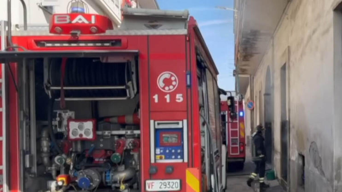 Brucia palazzina nel centro di San Gennaro Vesuviano - 