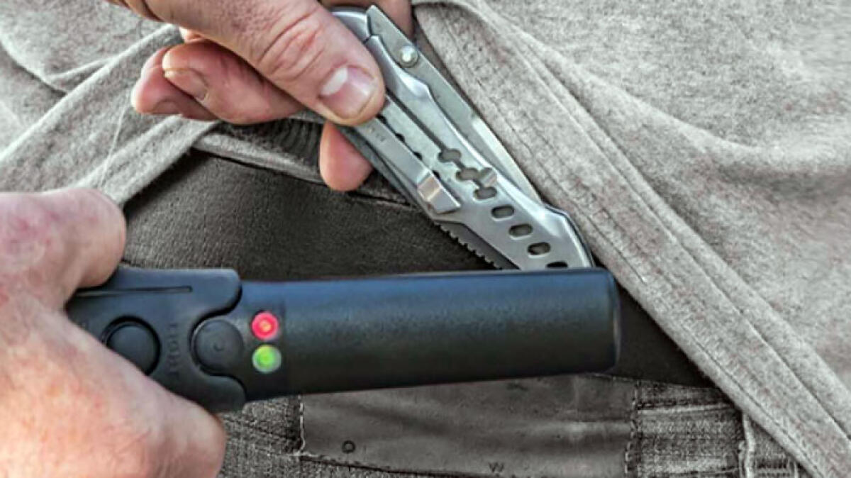 Troppi coltelli, metal detector davanti alle scuole - 