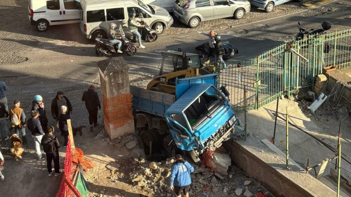 Camion va a sbattere contro un cantiere - 