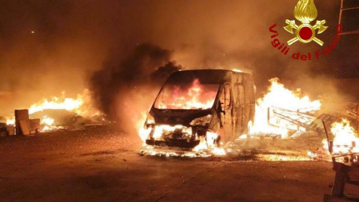 Distrutti dal fuoco 11 mezzi di un'associazione per disabili - 