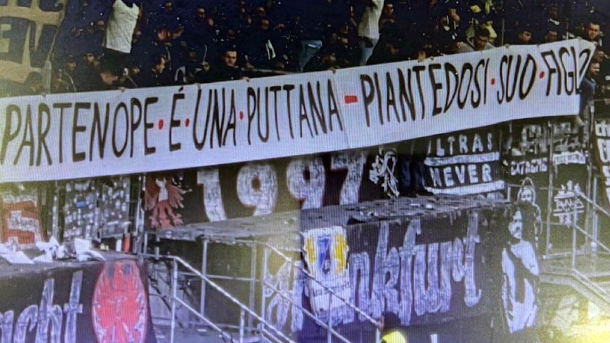I tifosi dell'Eintracht insultano Napoli e il ministro Piantedosi - 