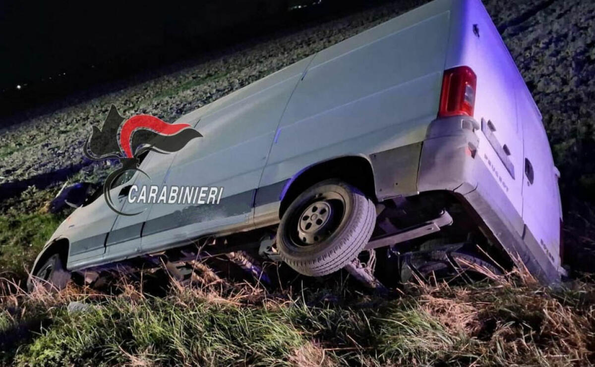 Inseguimento da film, poi il furgone precipita nel vuoto - 