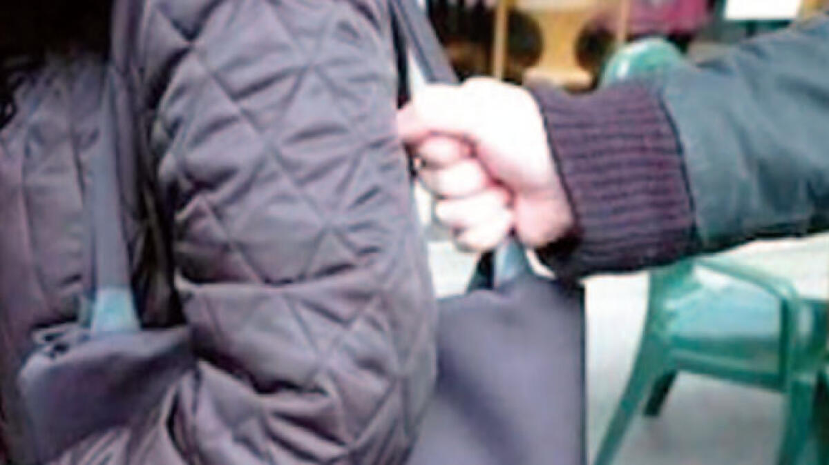 Scippata e trascinata in Costiera, donna finisce con il braccio rotto - 