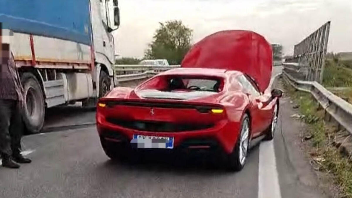 Ferrari in avaria sulla superstrada - 