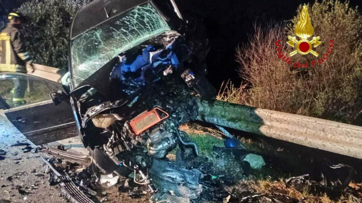 Auto vola contro il guardrail dopo lo scontro frontale: una vittima - 