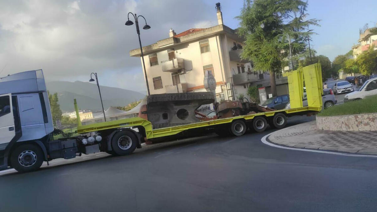 Tir perde l'escavatore mentre viaggia in strada - 