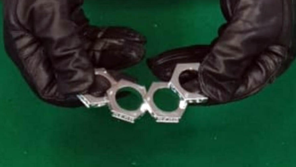 Minorenne bloccato con un tirapugni - 