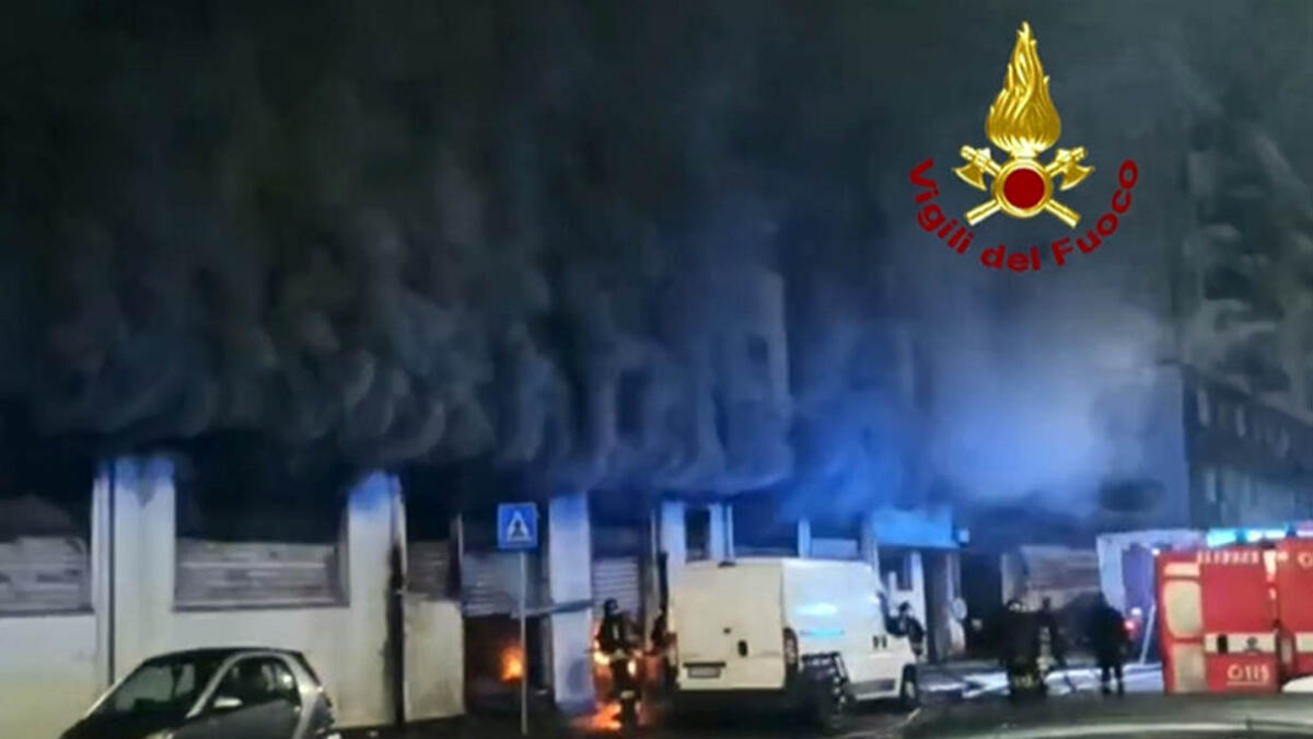 Prima l'esplosione poi la palazzina va a fuoco - 