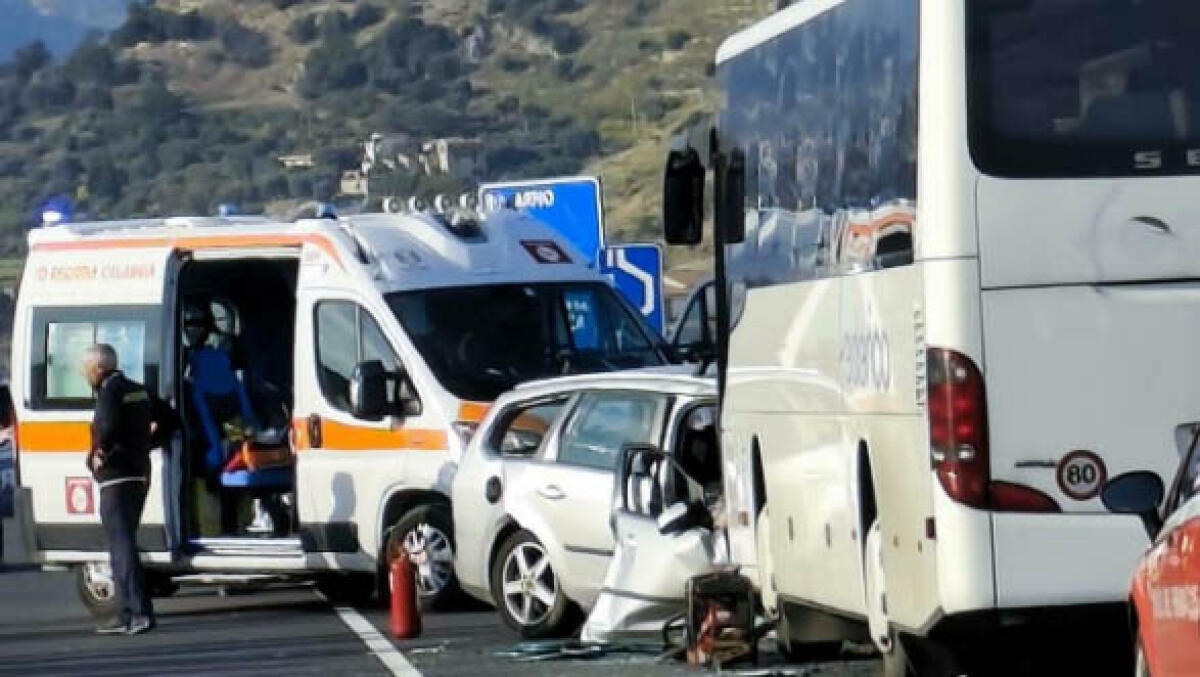 Schianto tra auto e bus, ci sono tre morti - 