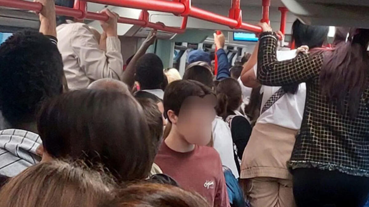 Treno Circumvesuviana troppo pieno, scoppia la rissa tra i passeggeri - 