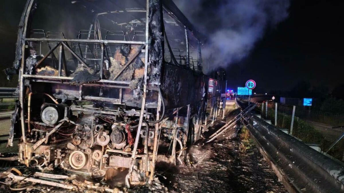 Autobus in fiamme, 10 persone in ospedale - 