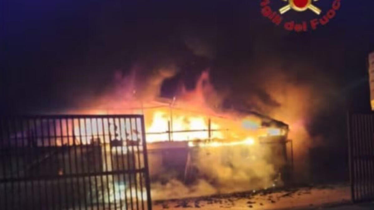 Rifiuti e legna a fuoco davanti al bar, momenti di panico - 