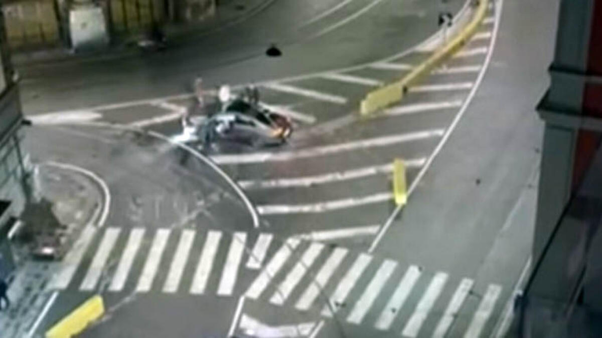 Curva non segnalata, auto va a sbattere - 