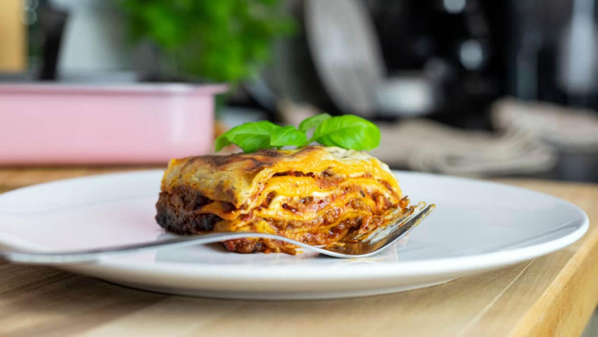 Pezzi di vetro nella lasagna, mamma e figlia rischiano la vita - 