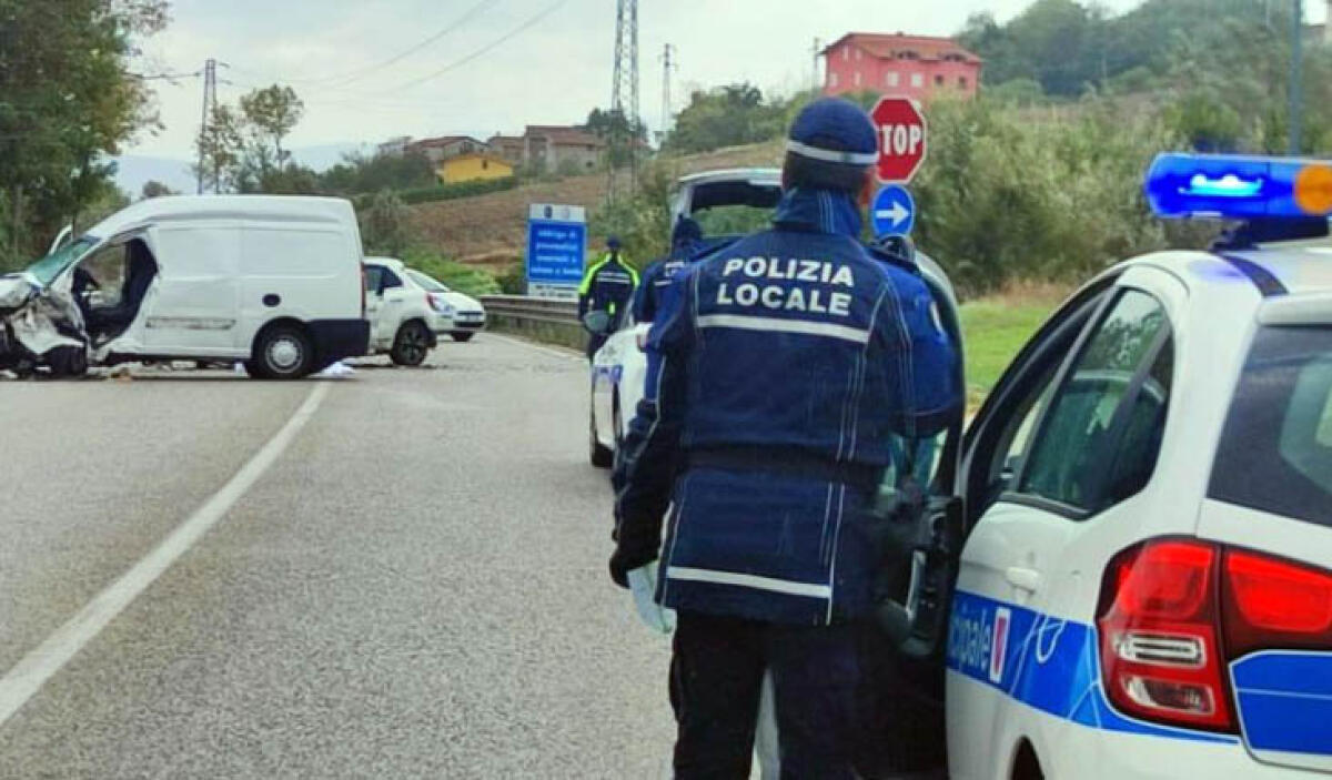 Incidente frontale, donna senza scampo - 