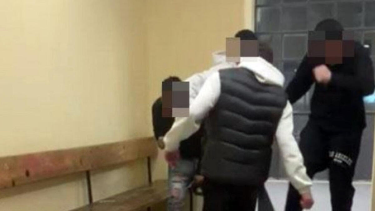 "Mio figlio picchiato in classe dai bulli mentre il prof era al telefono" - 