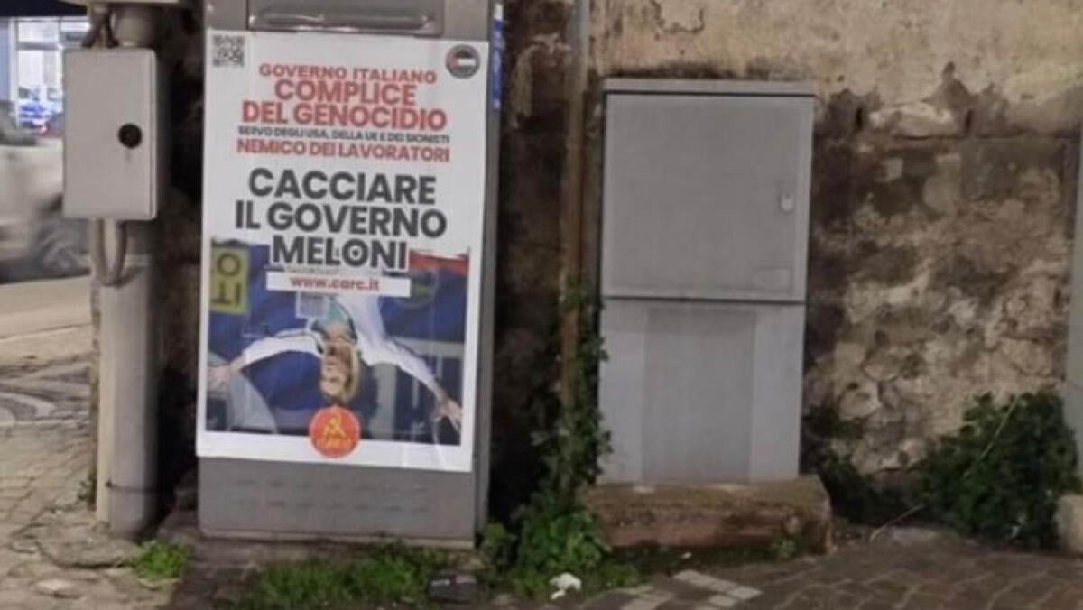 Castellammare, spuntano manifesti della Meloni a testa in giù - 