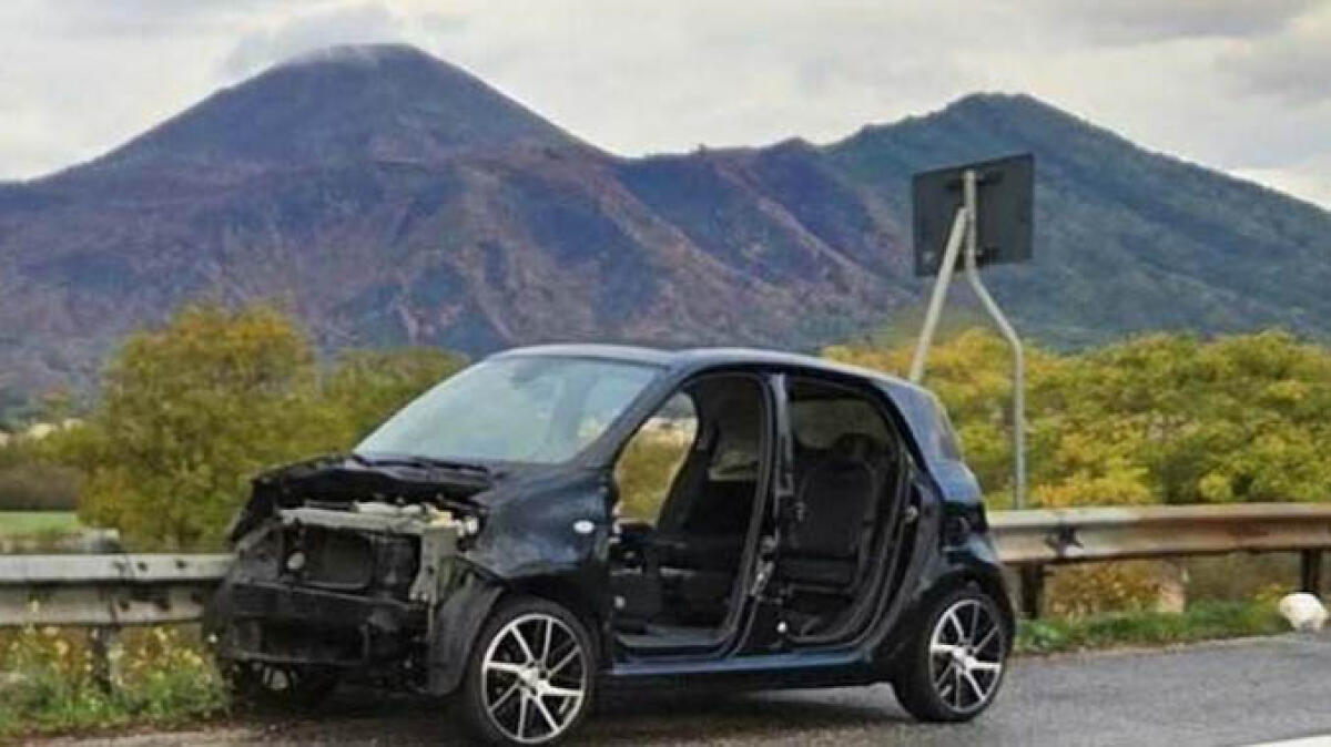 Tam Tam sui social: auto rubata, smontata e lasciata sulla Statale 268 - 