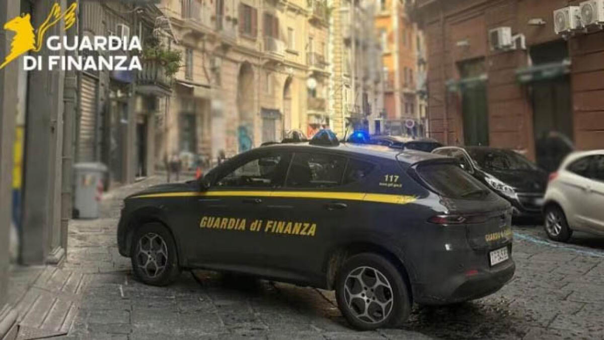 A 13 anni sfreccia tra i vicoli in minimoto - 