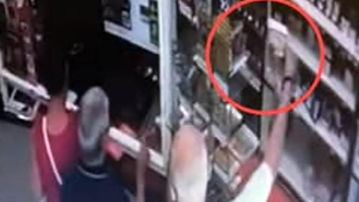 Ruba pacco di Gratta e Vinci in una tabaccheria del Vesuviano - 