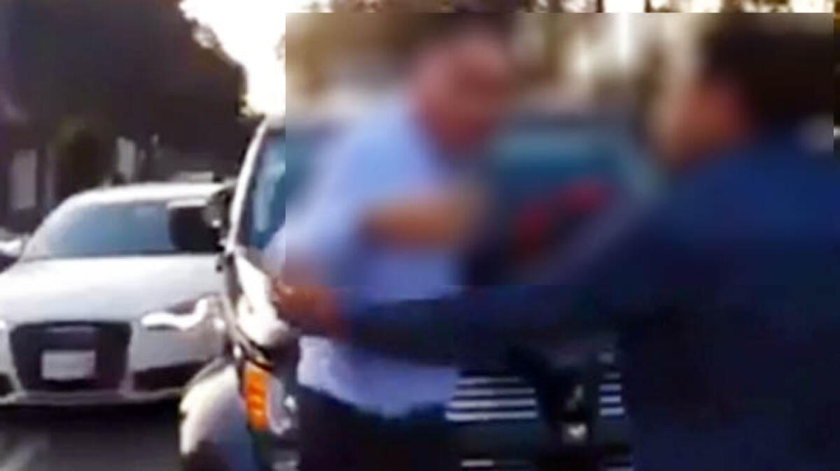 Scopre la moglie con l'amante al cimitero, rivale preso a bastonate - 