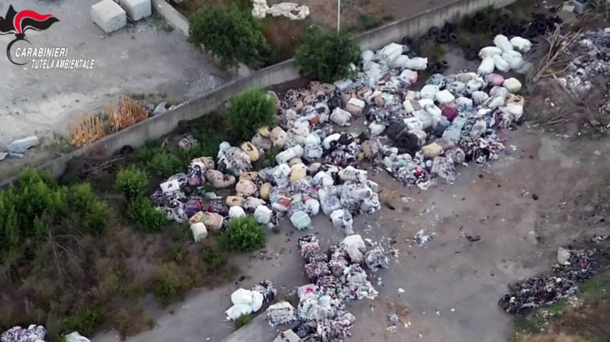 Un chilometro di rifiuti pericolosi: maxi-operazione a San Gennaro Vesuviano - 