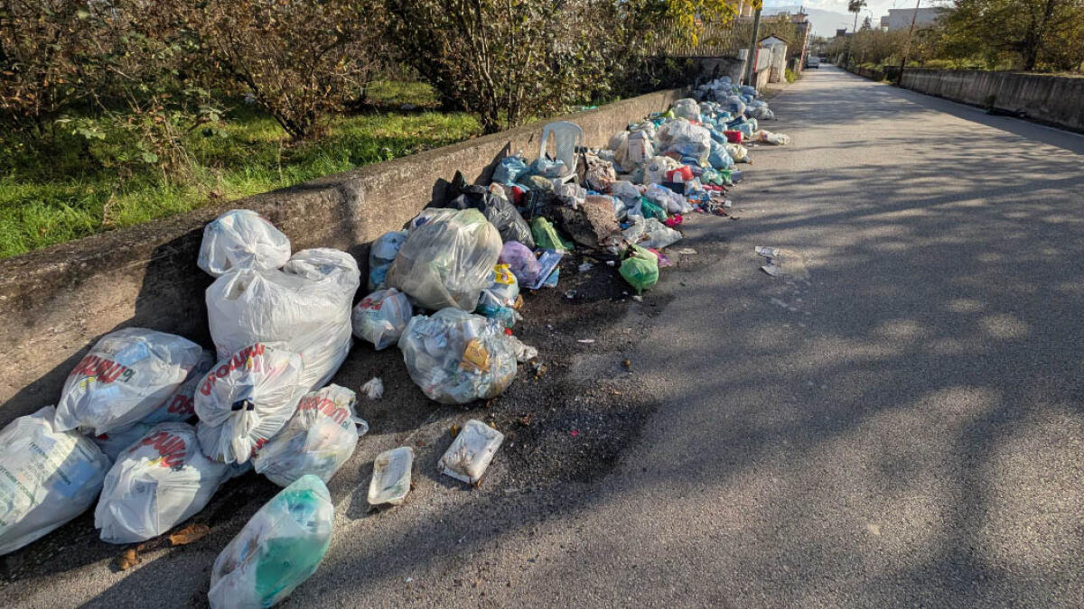 Terzigno, emergenza a Boccia al Mauro: la frazione sommersa dai rifiuti - 