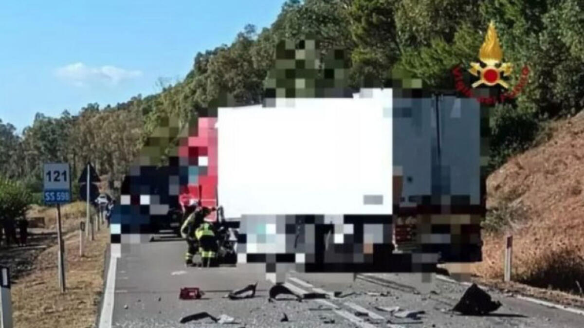 In 10 in una Scenic finiscono contro un camion: quattro morti - 