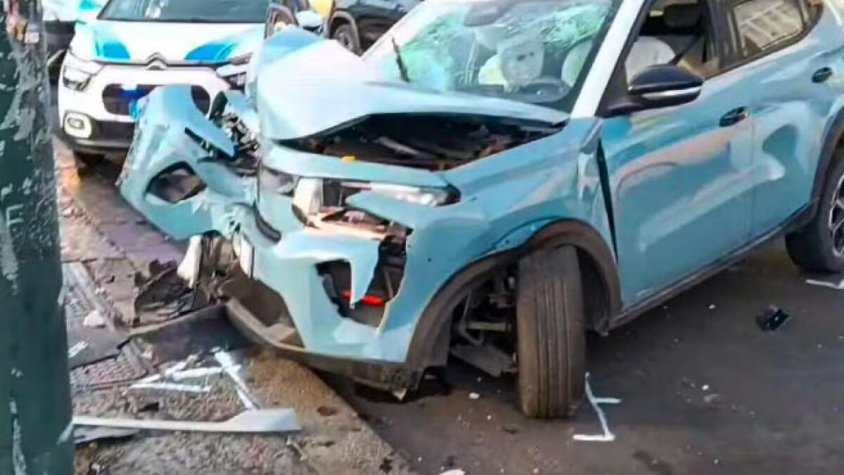 Auto finisce contro palo, tre studenti feriti - 