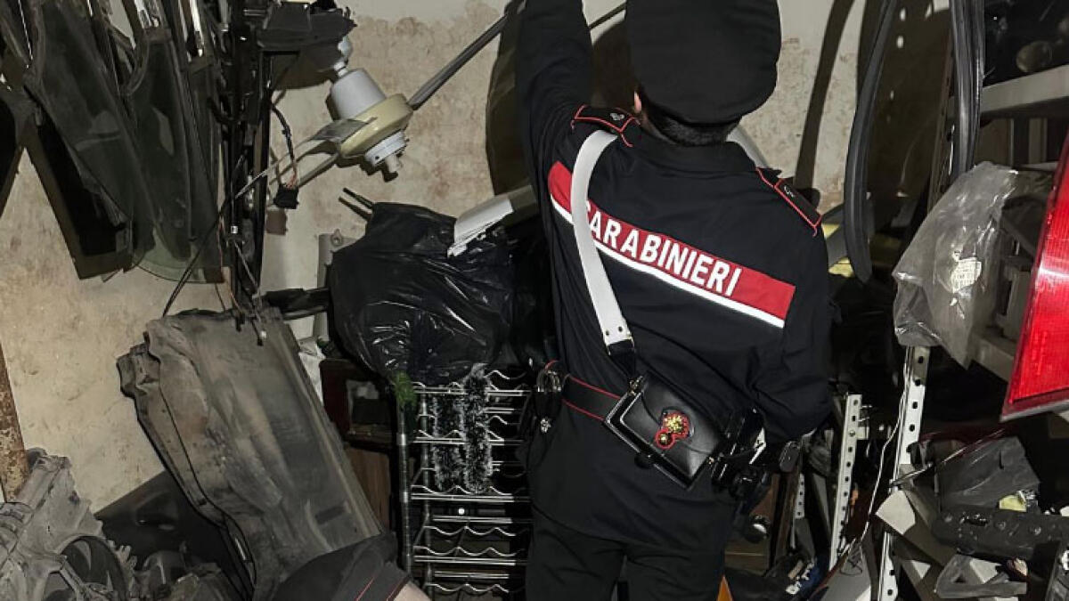 Pezzi di ricambio dalle auto rubate: maxi-blitz con 20 indagati a Palma Campania - 