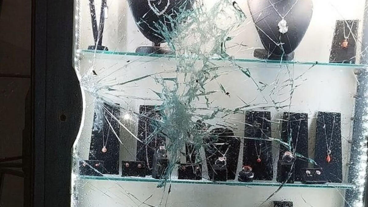 Ladro sfonda le vetrine della gioielleria - 