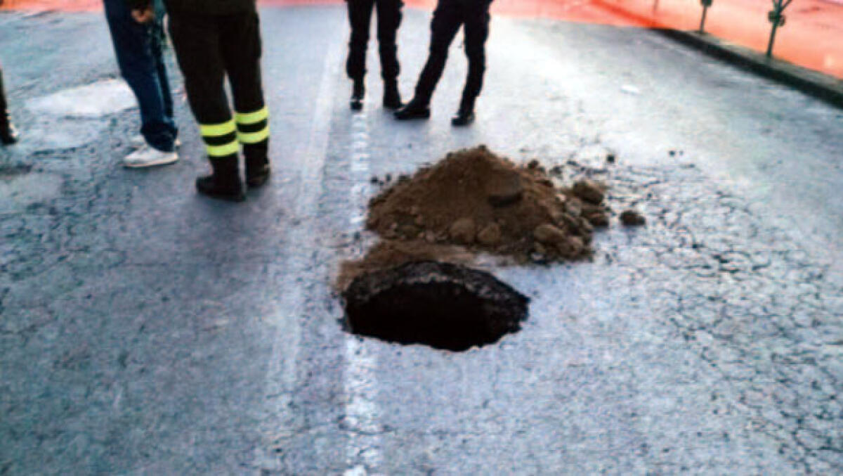 Voragine nel salotto buono, chiude la strada - 