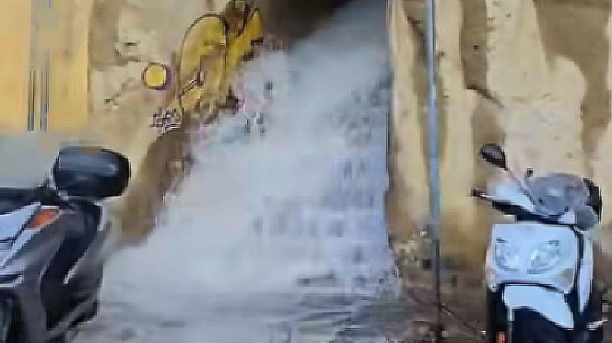 La nota scalinata napoletana diventa una cascata - 