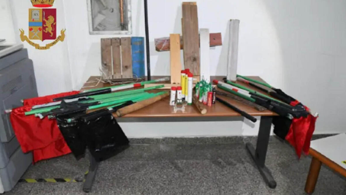 Scoperti bombe e tirapugni durante la partita di calcio - 