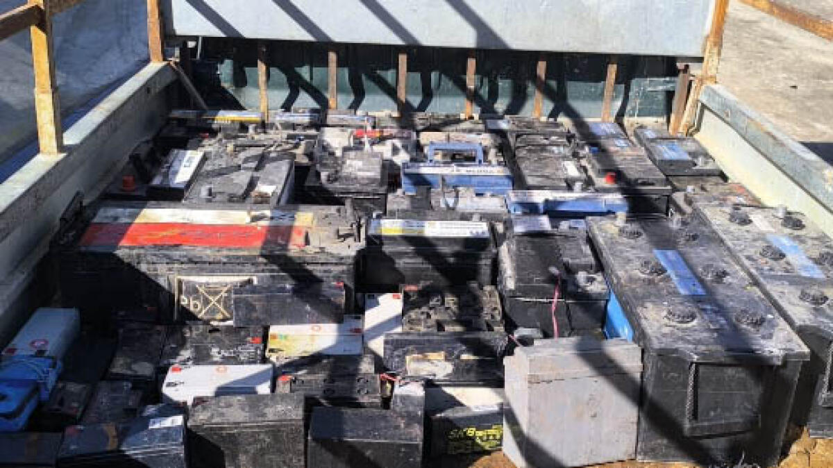 Sequestrato motocarro con 70 batterie esauste - 